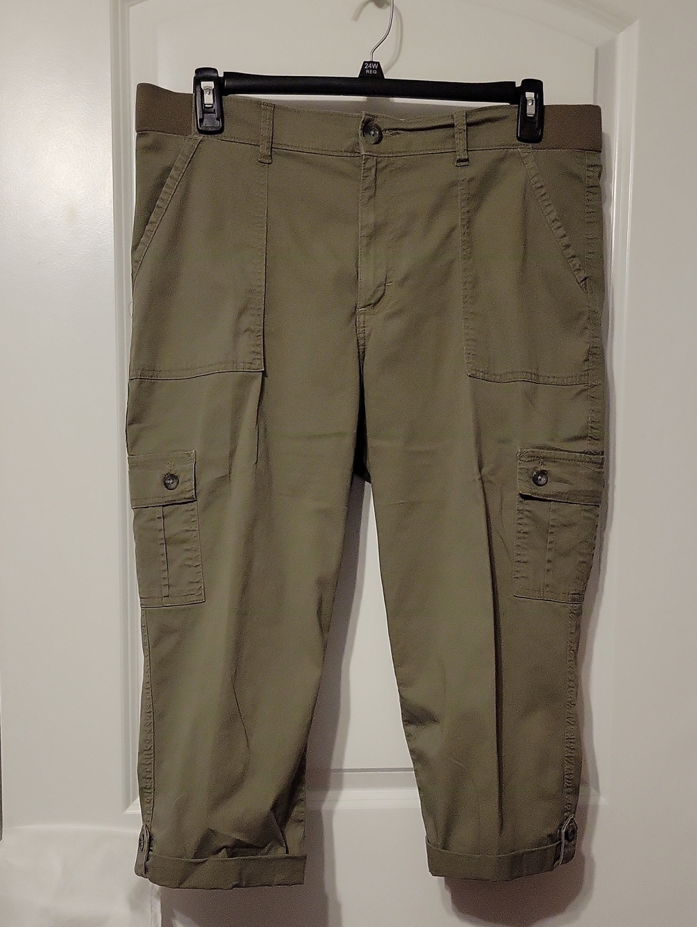 Women's Lee Cargo Capris, Size 16, Army Green.